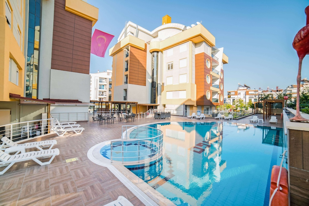 Flamingo Residence — Swimming pool in Antalya