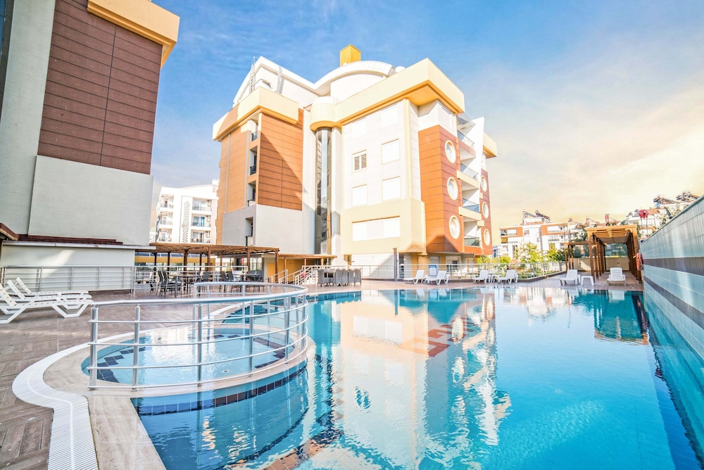 Flamingo Residence — Swimming pool in Antalya