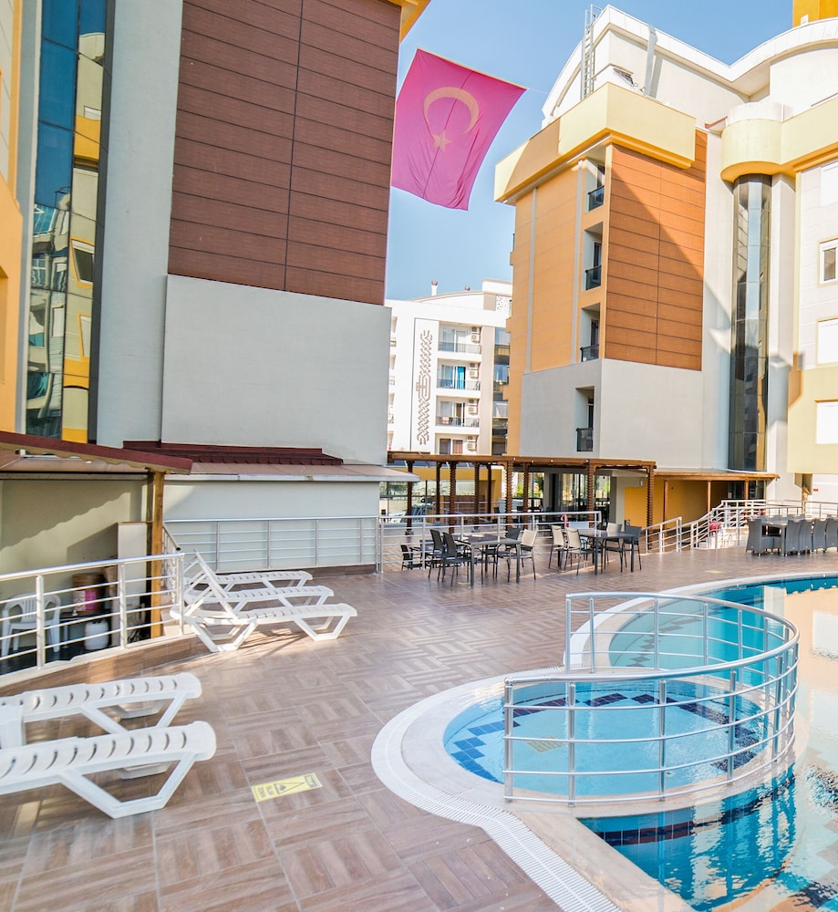 Flamingo Residence — Swimming pool in Antalya