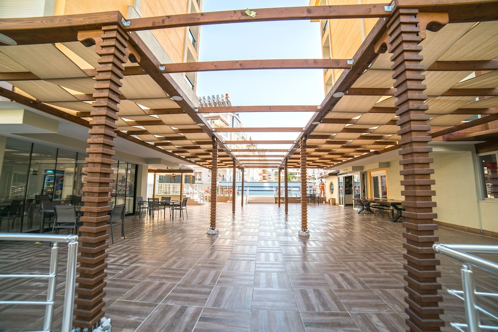 Flamingo Residence — Hotel building in Antalya