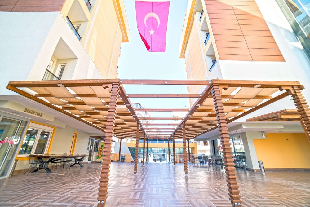 Flamingo Residence — Hotel building in Antalya
