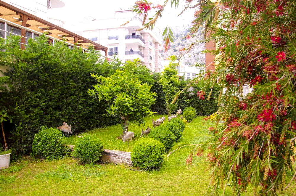 Flamingo Residence — Hotel building in Antalya