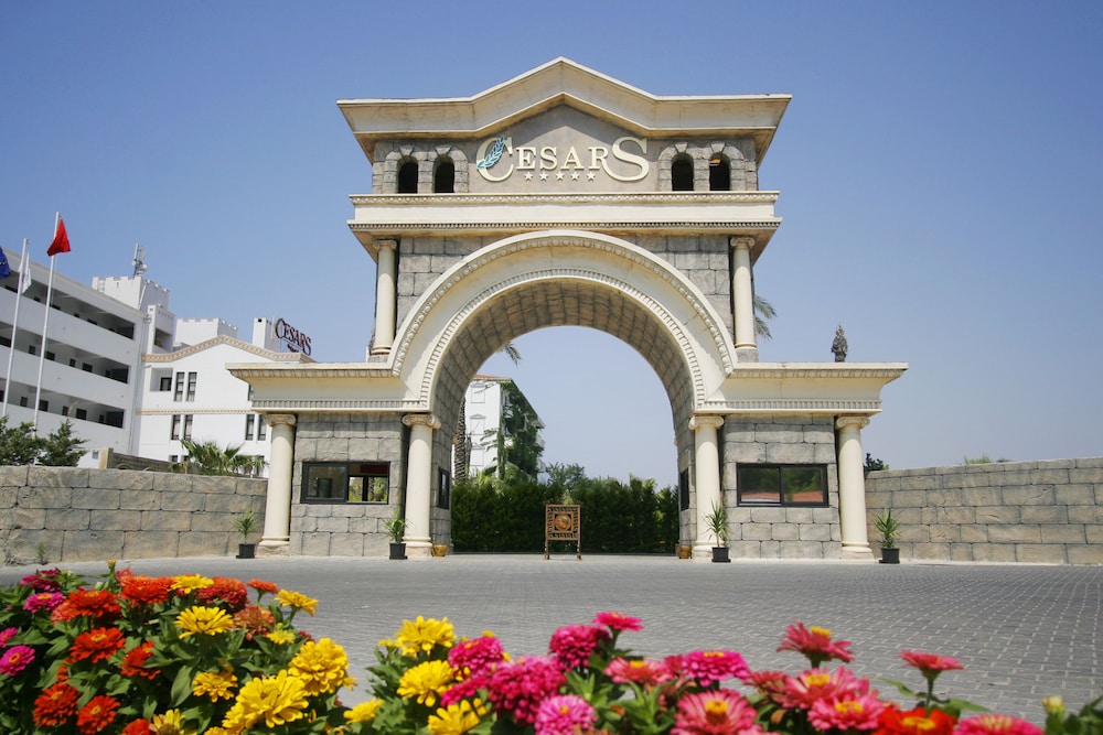 Cesars Side - All inclusive — Hotel building in Side