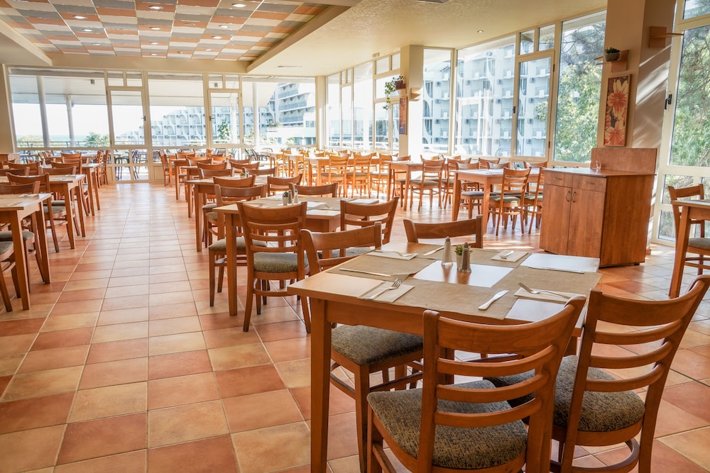 Hotel Sandy Beach — Restaurant in Albena, Dobrich
