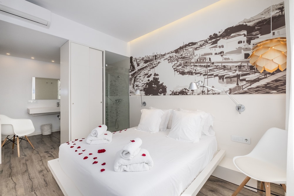 Hotel Abril 37 — Hotel rooms in Ciutadella de Menorca, Balearic Islands