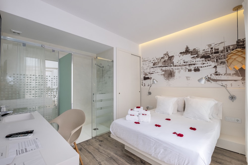 Hotel Abril 37 — Hotel rooms in Ciutadella de Menorca, Balearic Islands
