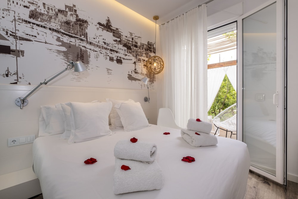 Hotel Abril 37 — Hotel rooms in Ciutadella de Menorca, Balearic Islands