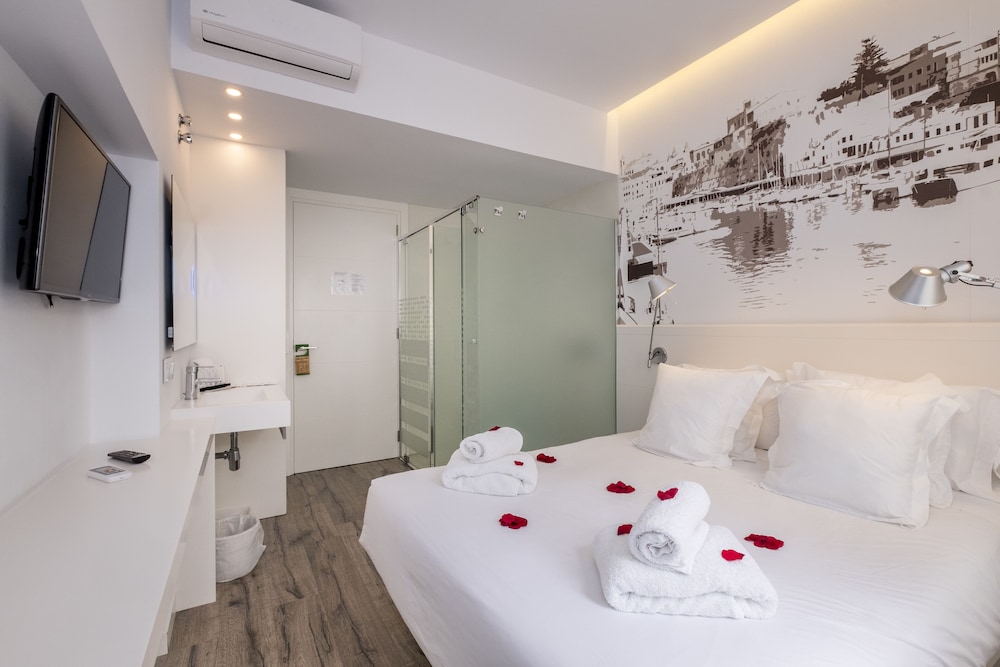 Hotel Abril 37 — Hotel rooms in Ciutadella de Menorca, Balearic Islands