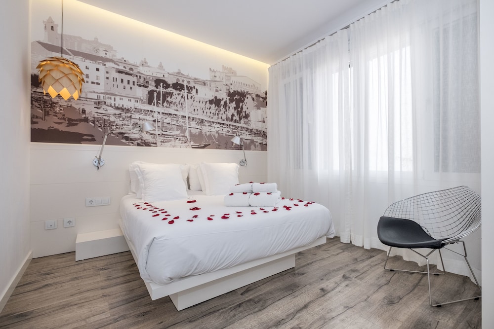 Hotel Abril 37 — Hotel rooms in Ciutadella de Menorca, Balearic Islands