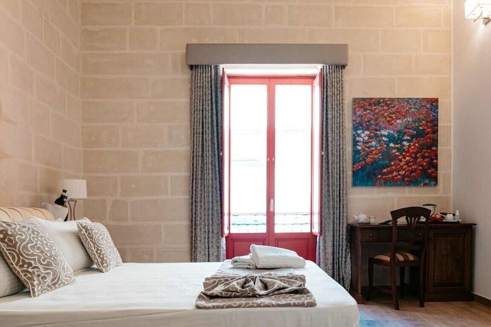 Palazzo Violetta — Hotel rooms in Sliema, Malta Island