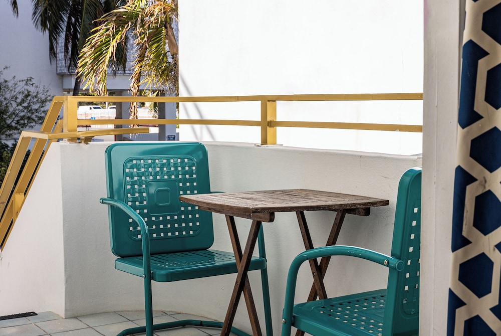 Oceanside Hotel and Suites — Hotel building in Miami, Florida