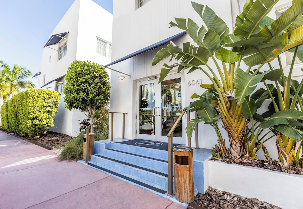 Oceanside Hotel and Suites — Hotel building in Miami, Florida