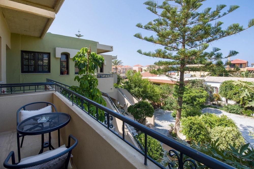 Evangelos Apartments — Hotel building in Platanias