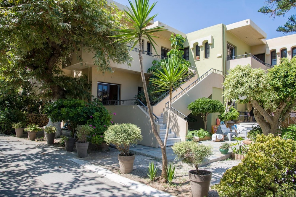 Evangelos Apartments — Hotel building in Platanias