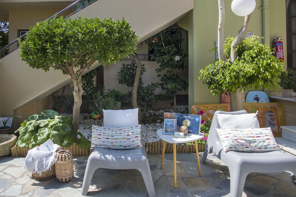 Evangelos Apartments — Hotel building in Platanias