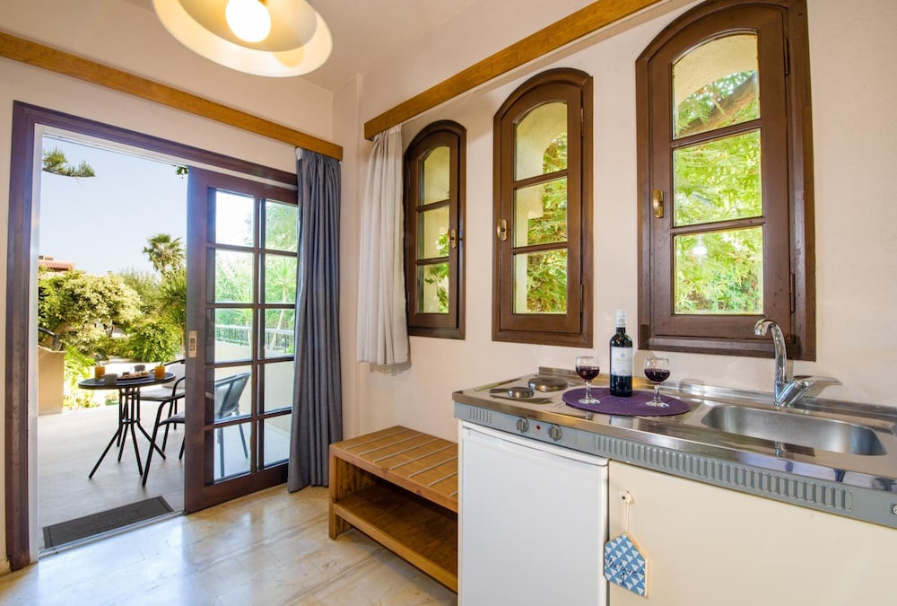 Evangelos Apartments — Hotel rooms in Platanias