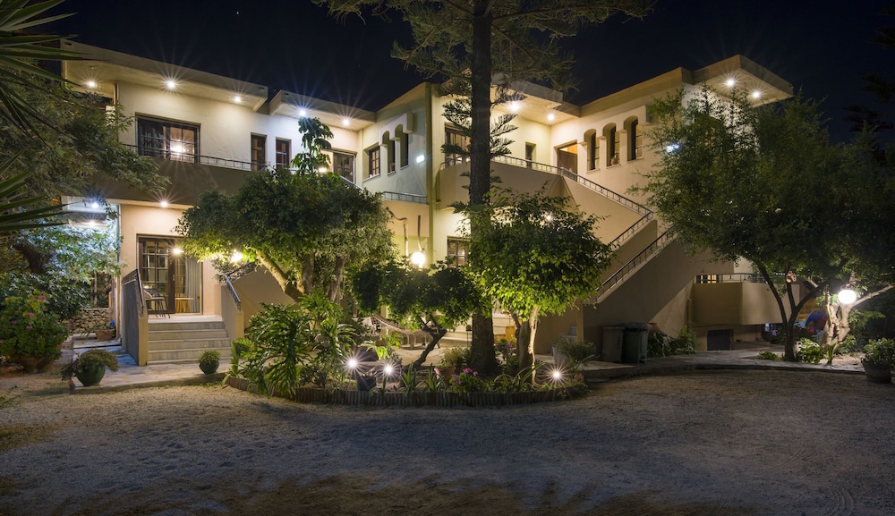 Evangelos Apartments — Hotel building in Platanias
