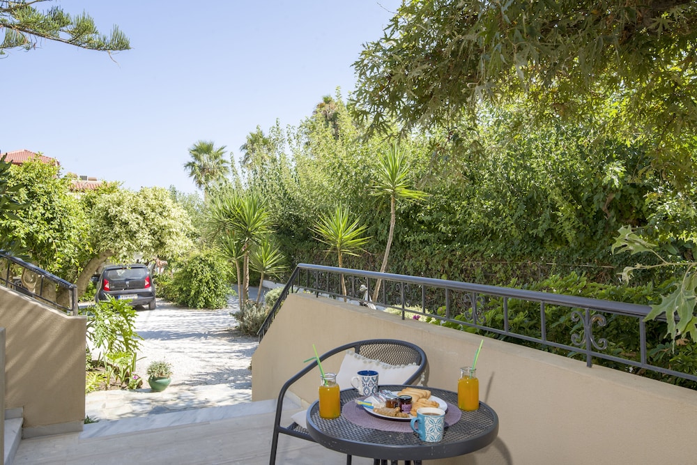 Evangelos Apartments — Hotel building in Platanias