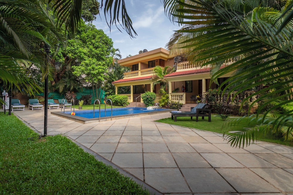 De Mandarin Beach Resort Suites & Villas — Swimming pool in Candolim, Goa