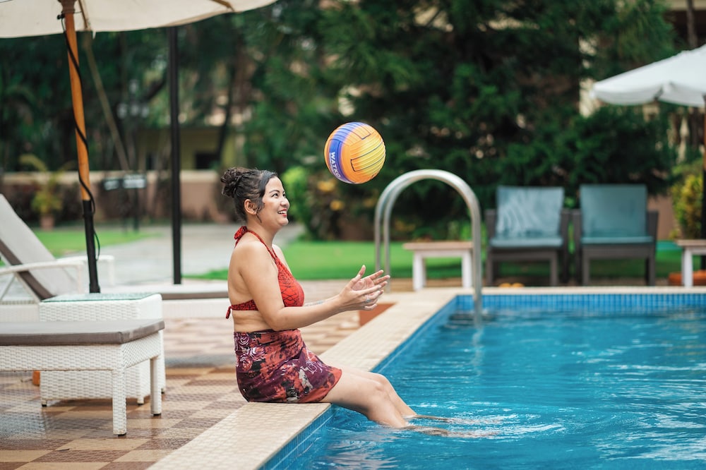De Mandarin Beach Resort Suites & Villas — Swimming pool in Candolim, Goa