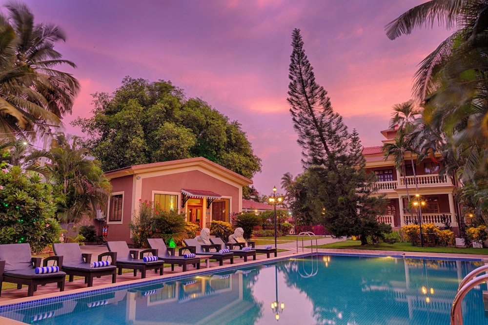 De Mandarin Beach Resort Suites & Villas — Swimming pool in Candolim, Goa