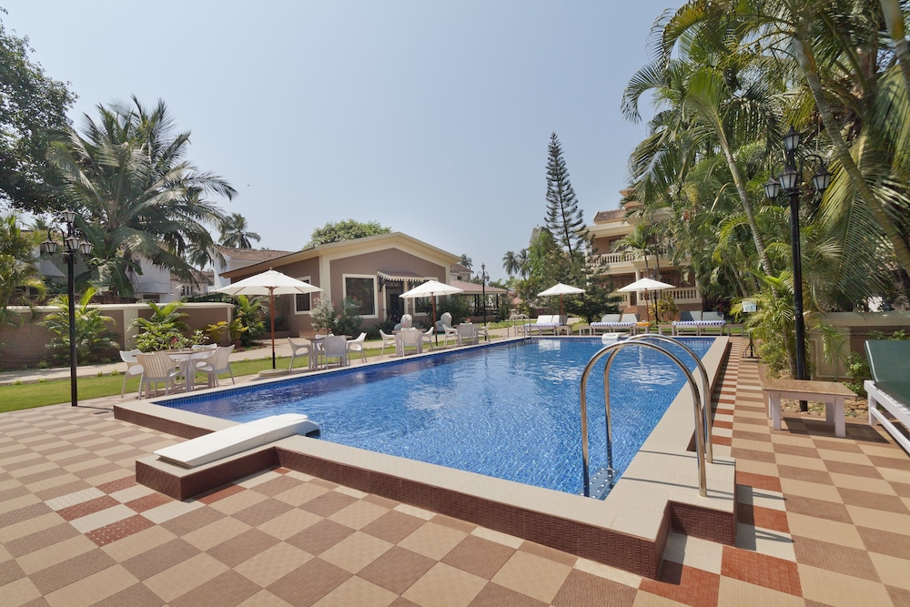 De Mandarin Beach Resort Suites & Villas — Swimming pool in Candolim, Goa