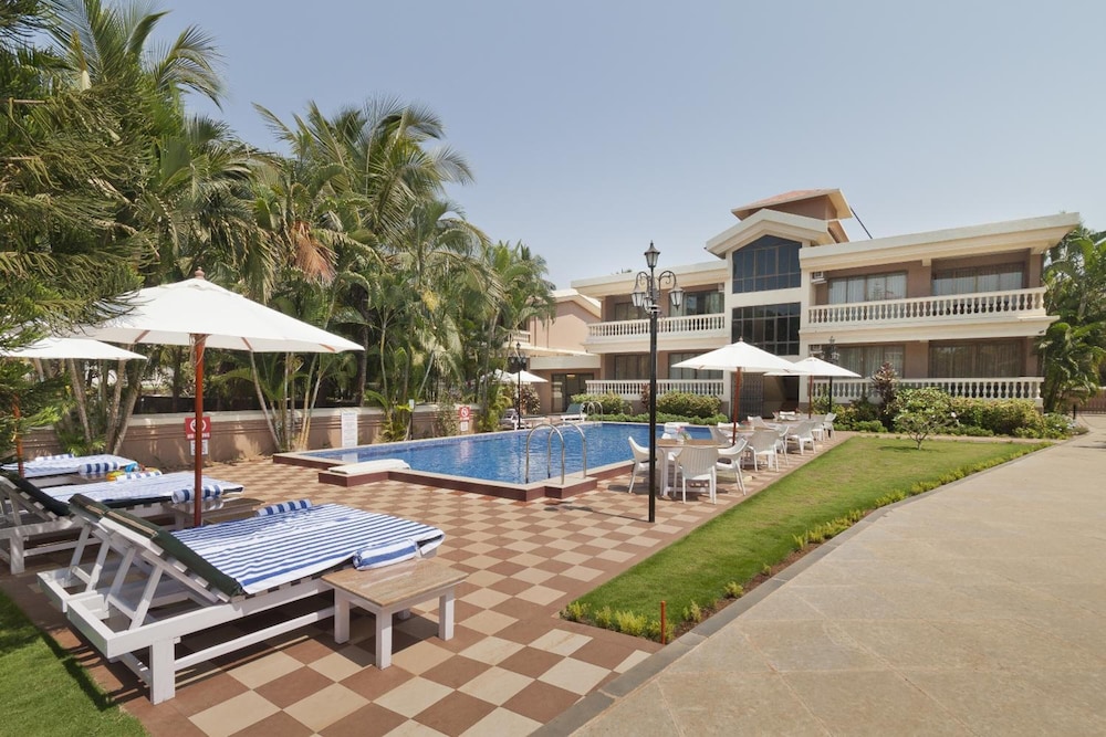 De Mandarin Beach Resort Suites & Villas — Swimming pool in Candolim, Goa