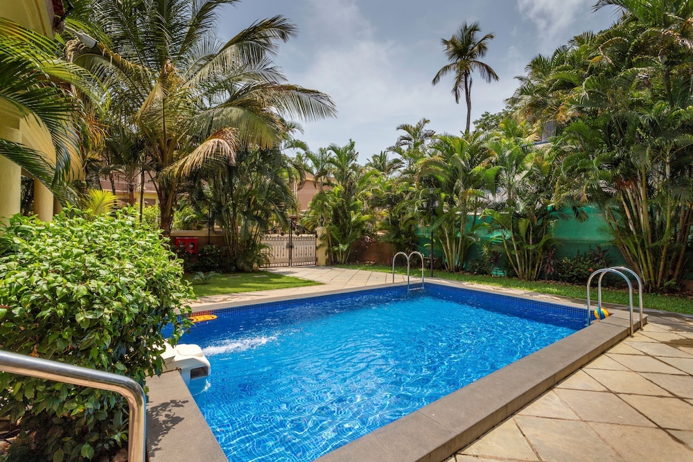 De Mandarin Beach Resort Suites & Villas — Swimming pool in Candolim, Goa