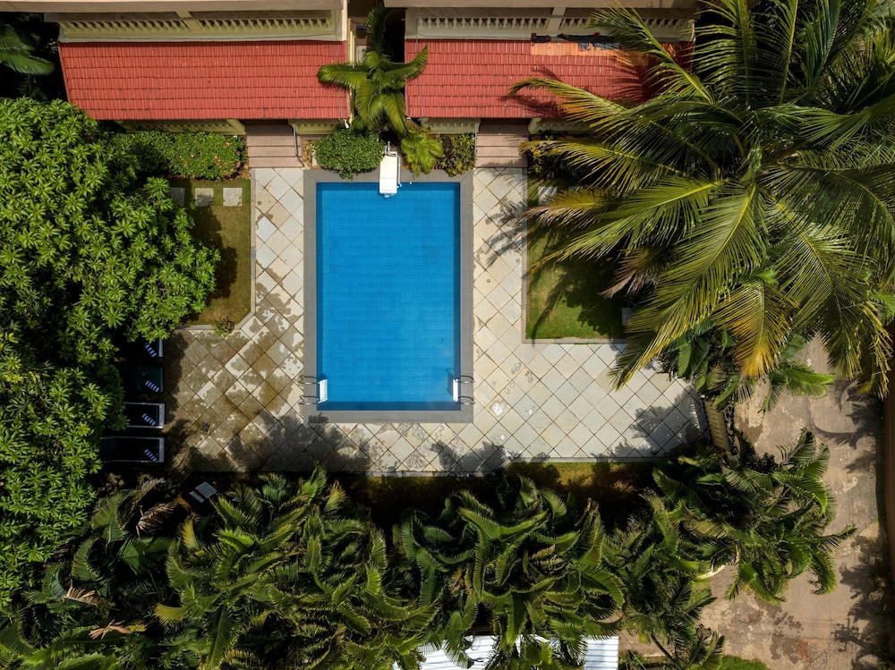 De Mandarin Beach Resort Suites & Villas — Swimming pool in Candolim, Goa