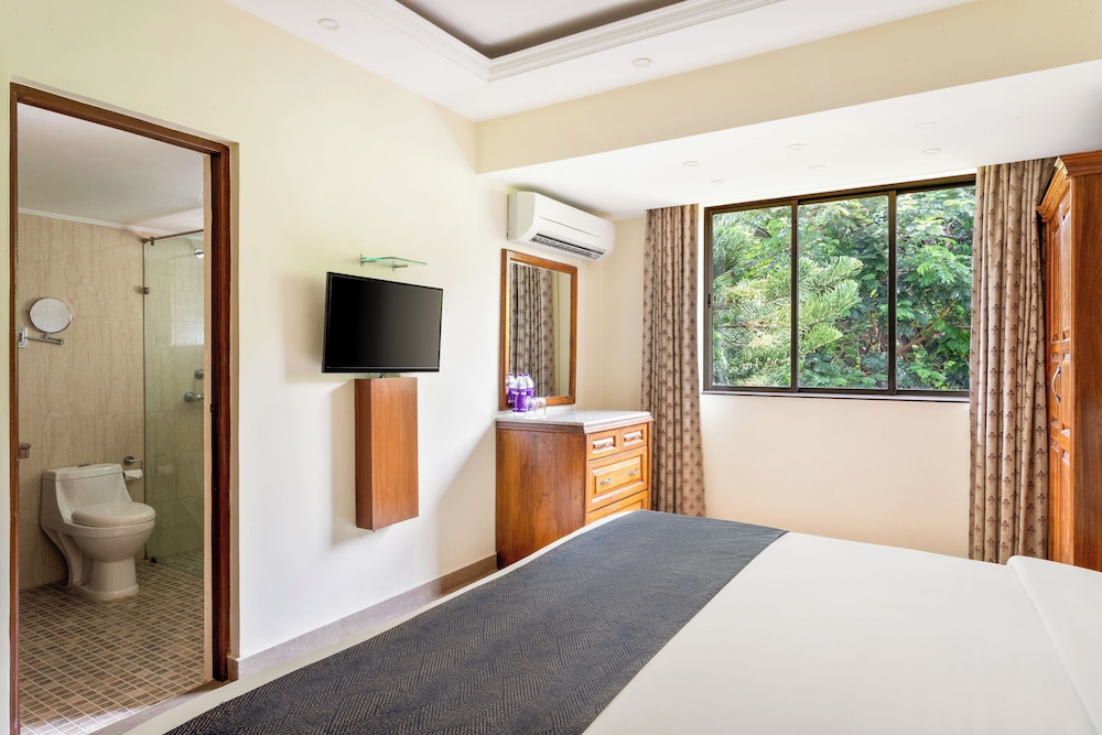 De Mandarin Beach Resort Suites & Villas — Hotel rooms in Candolim, Goa
