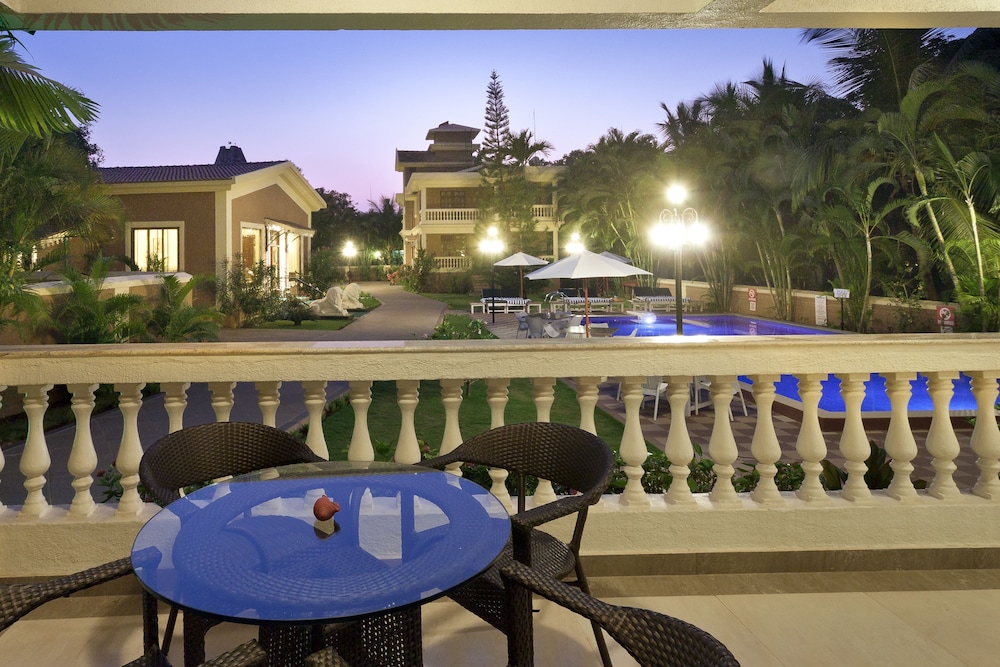 De Mandarin Beach Resort Suites & Villas — Swimming pool in Candolim, Goa