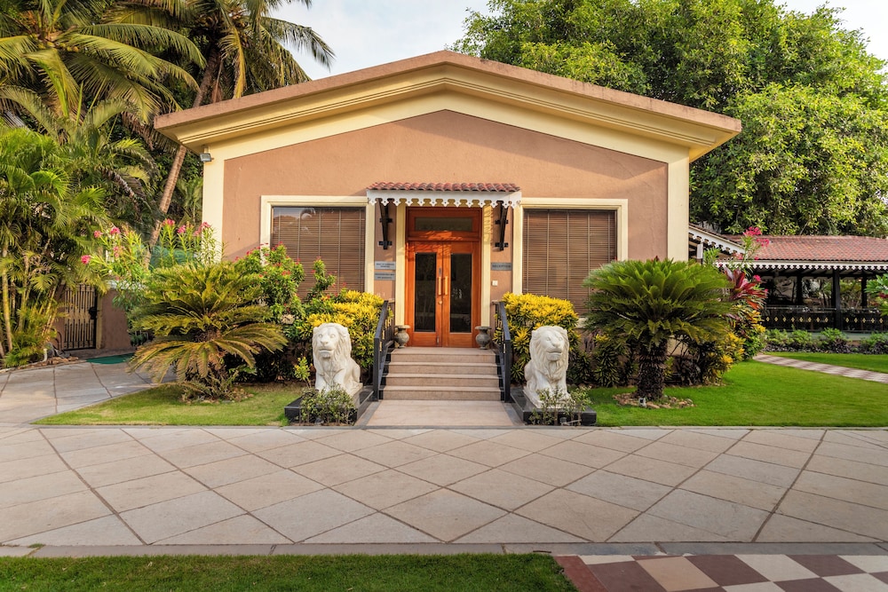 De Mandarin Beach Resort Suites & Villas — Hotel building in Candolim, Goa