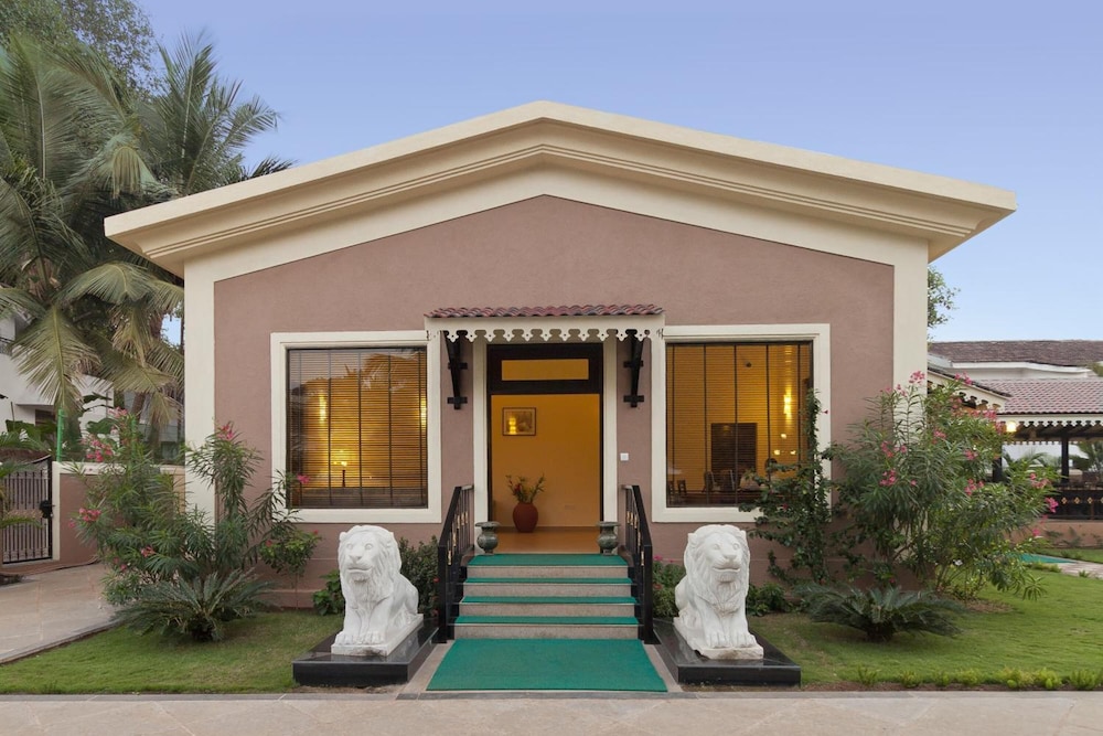 De Mandarin Beach Resort Suites & Villas — Hotel building in Candolim, Goa