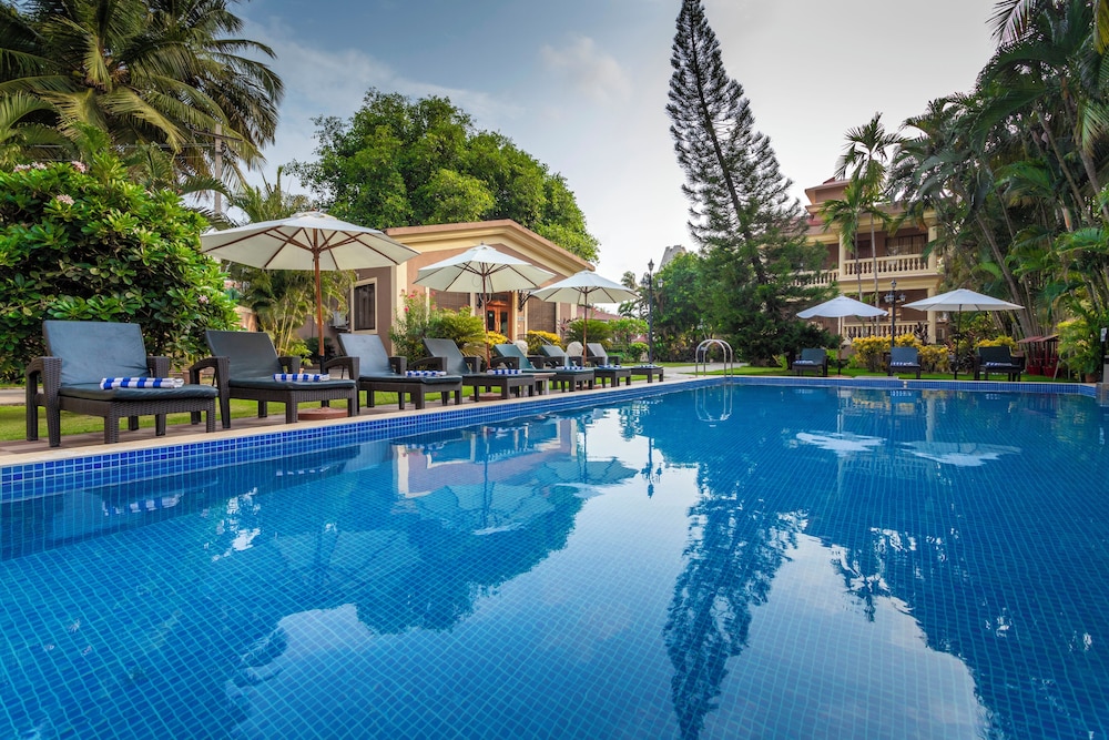 De Mandarin Beach Resort Suites & Villas — Swimming pool in Candolim, Goa