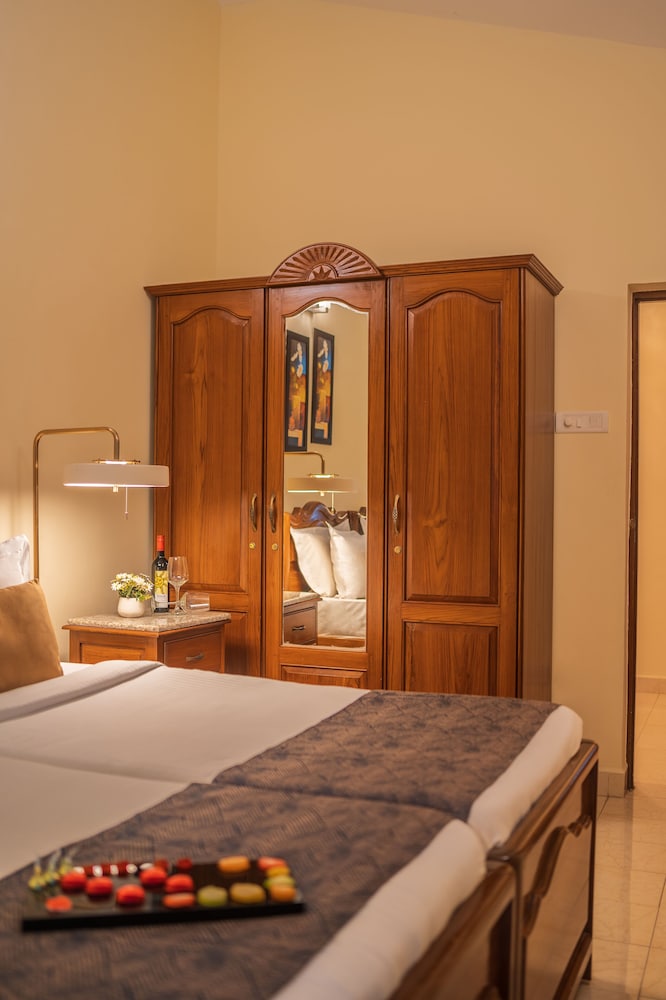 De Mandarin Beach Resort Suites & Villas — Hotel rooms in Candolim, Goa