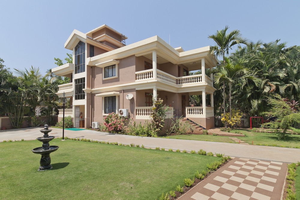 De Mandarin Beach Resort Suites & Villas — Hotel building in Candolim, Goa