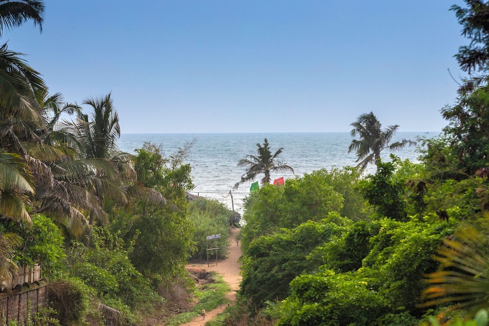 De Mandarin Beach Resort Suites & Villas — Beach in Candolim, Goa