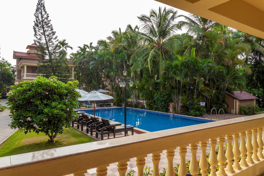 De Mandarin Beach Resort Suites & Villas — Swimming pool in Candolim, Goa