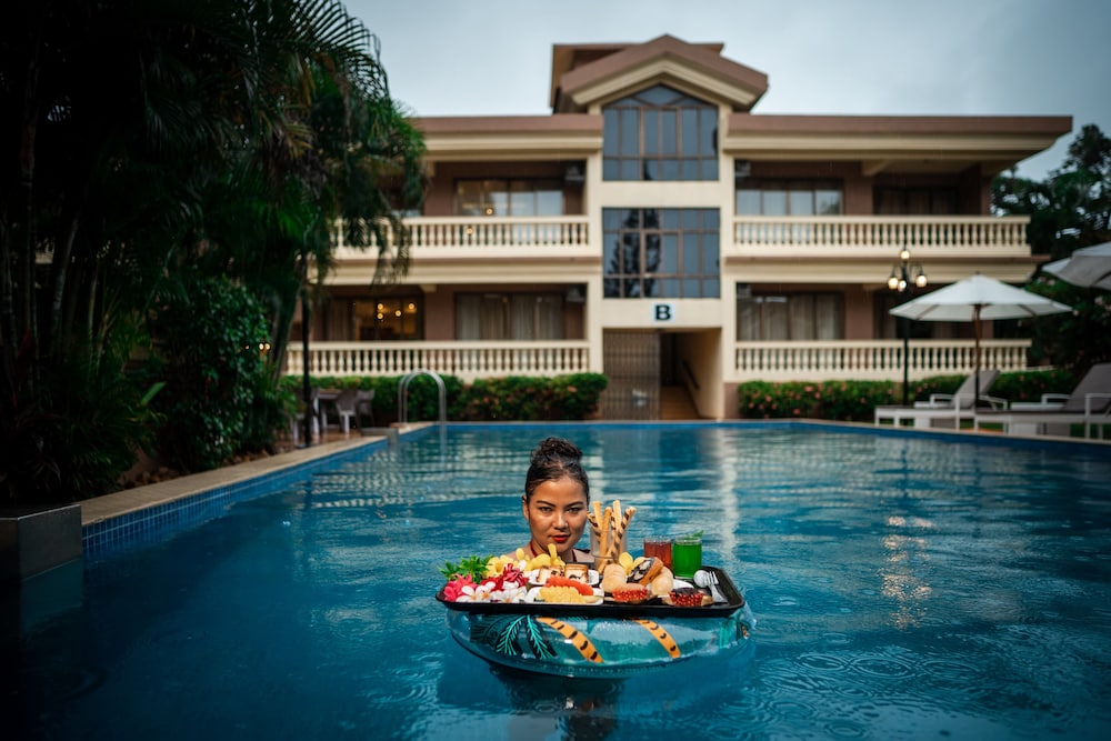 De Mandarin Beach Resort Suites & Villas — Swimming pool in Candolim, Goa