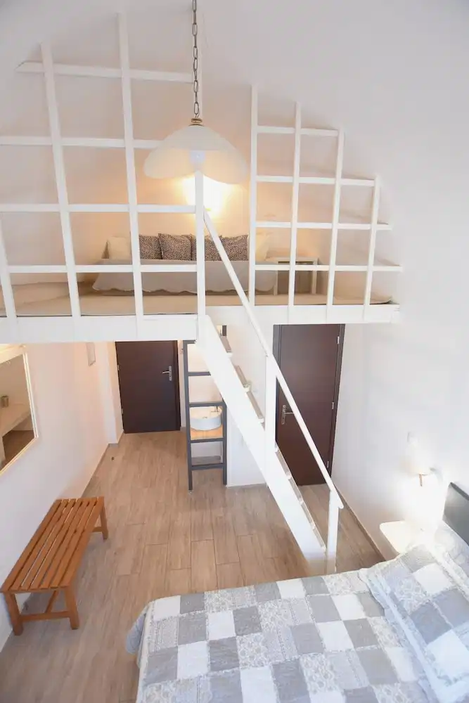 Rodakas Hotel — Hotel rooms in Akrotiri, South Aegean