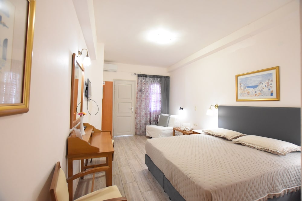 Rodakas Hotel — Hotel rooms in Akrotiri, South Aegean