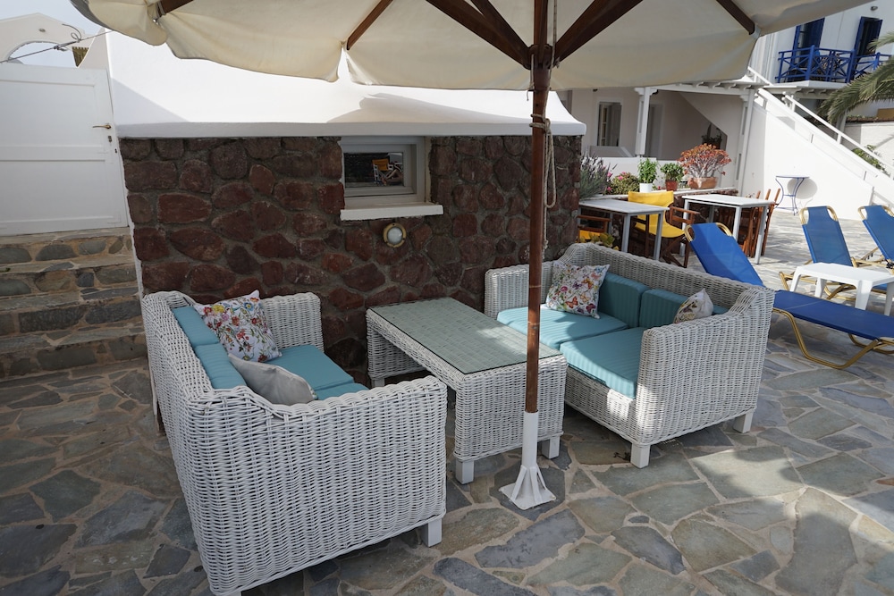 Rodakas Hotel — Restaurant & bars in Akrotiri, South Aegean