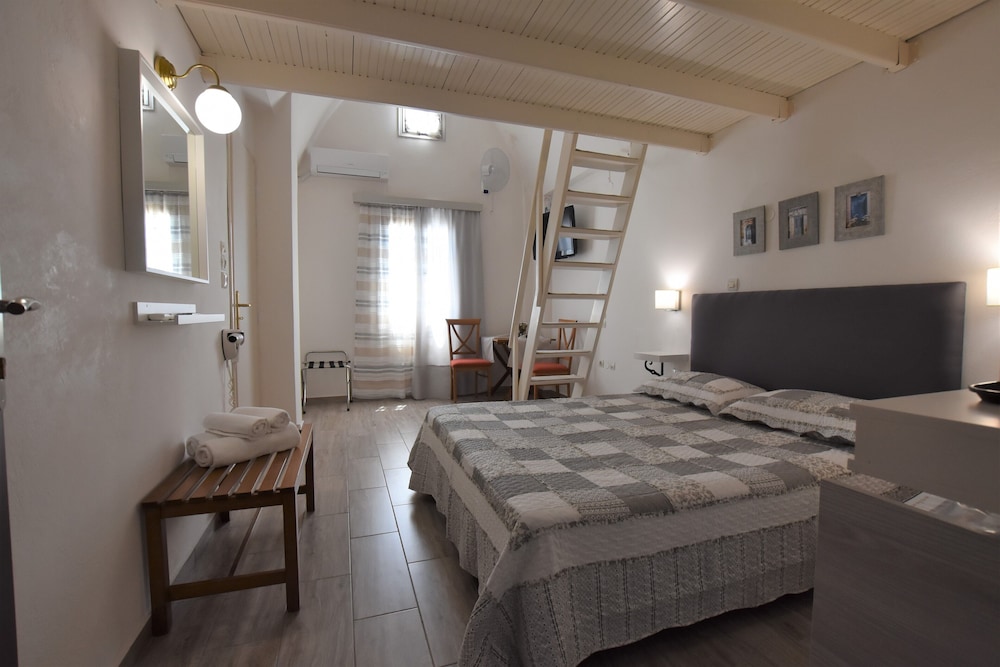 Rodakas Hotel — Hotel rooms in Akrotiri, South Aegean