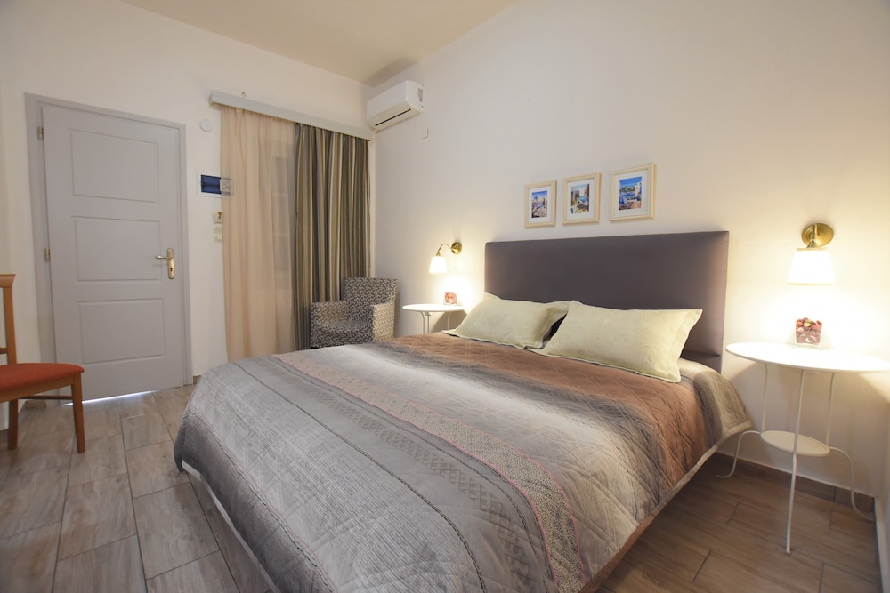 Rodakas Hotel — Hotel rooms in Akrotiri, South Aegean