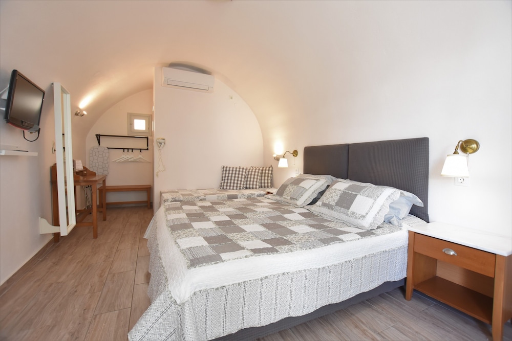 Rodakas Hotel — Hotel rooms in Akrotiri, South Aegean