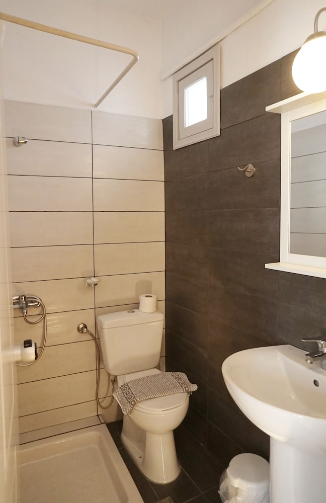 Rodakas Hotel — Hotel rooms in Akrotiri, South Aegean