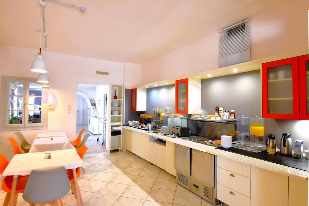 Rodakas Hotel — Restaurant & bars in Akrotiri, South Aegean