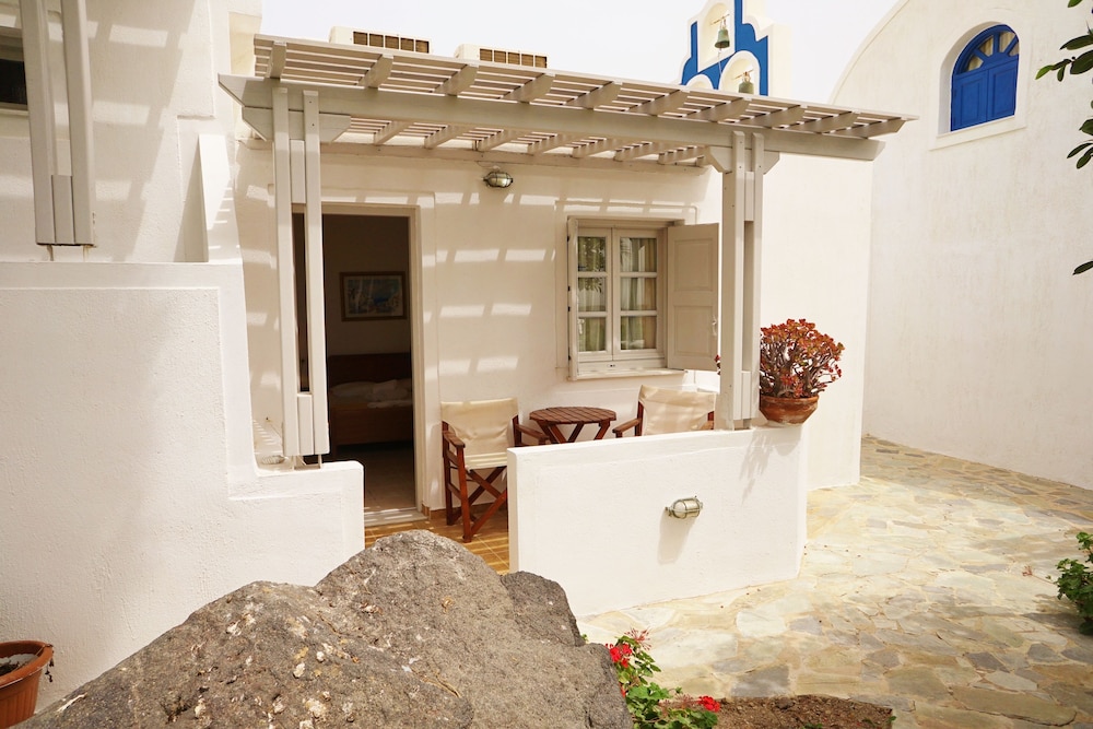 Rodakas Hotel — Hotel building in Akrotiri, South Aegean