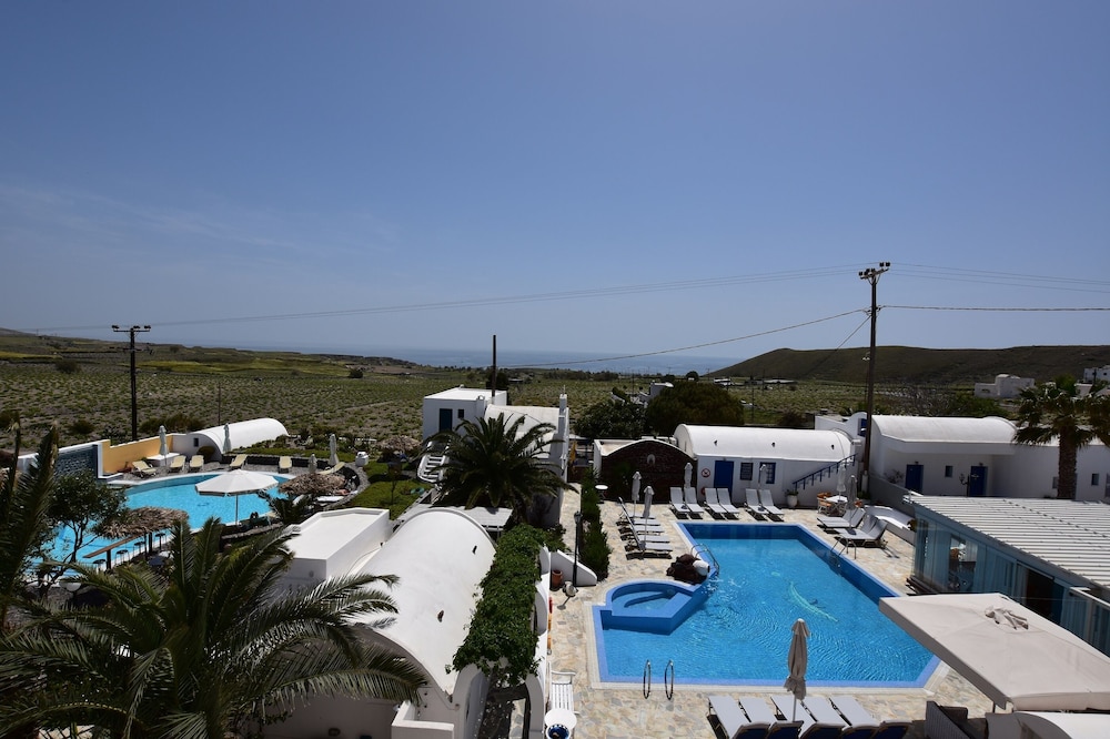 Rodakas Hotel — Swimming pool in Akrotiri, South Aegean