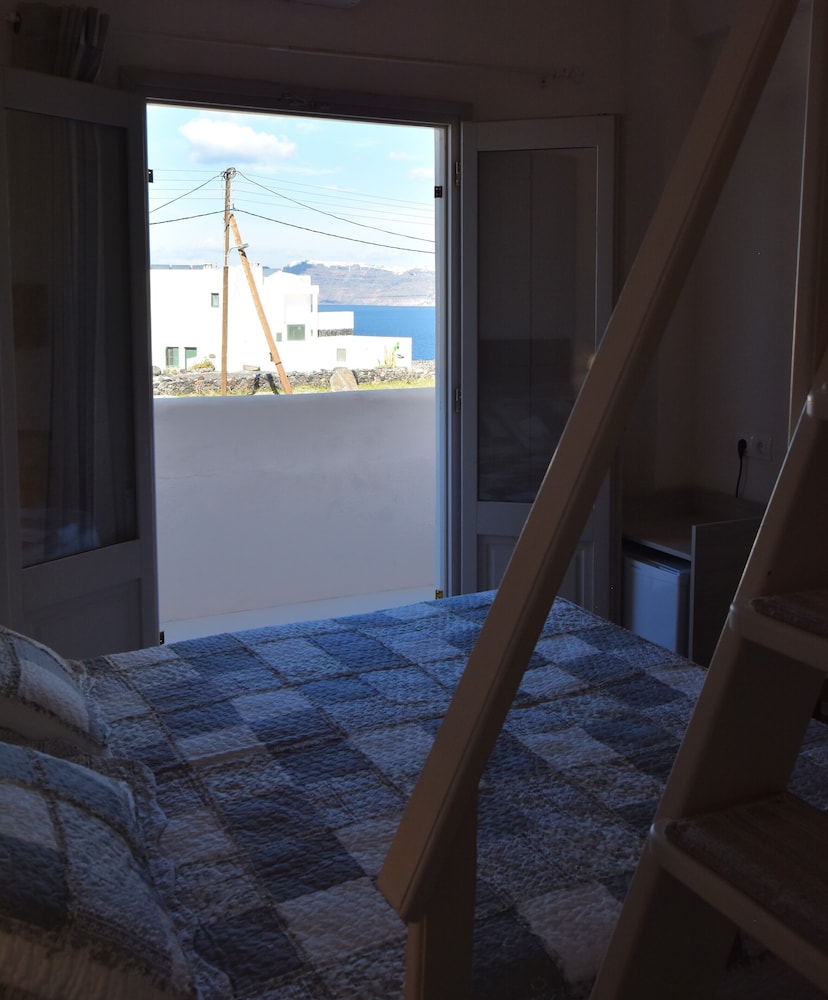 Rodakas Hotel — Hotel rooms in Akrotiri, South Aegean